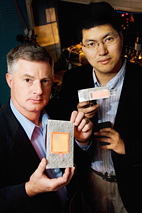 Gary_Eden_and_Sung-Jin_Park_hold_flat-panel_lamps_of_aluminum_foil